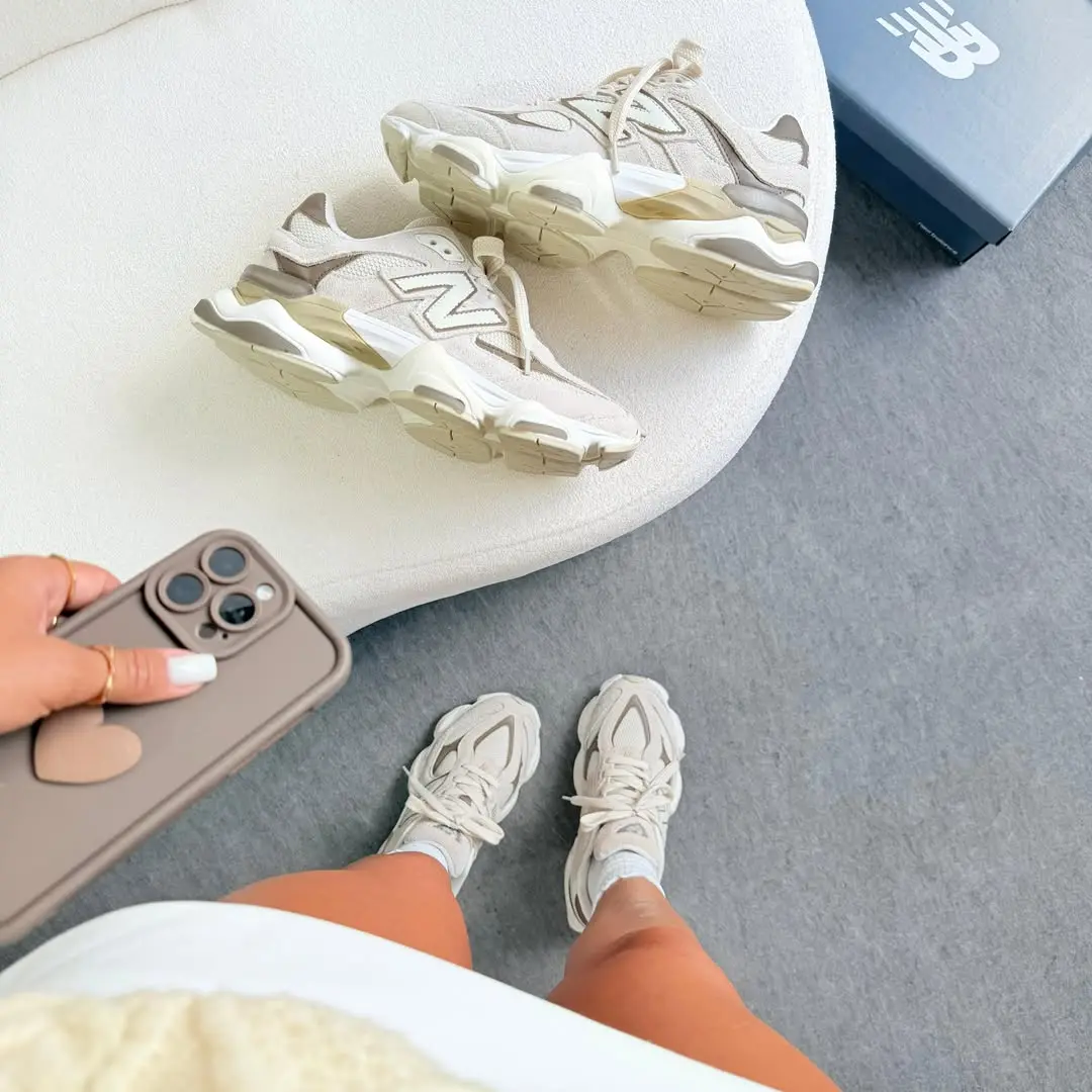 Tênis esportivo em tons neutros publicado pela Malu Shoes