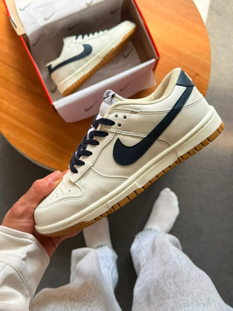 Tênis casual claro em apresentação de produto da Malu Shoes